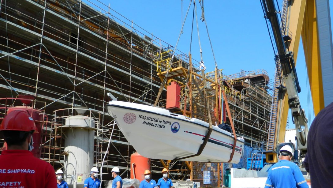 Ar-Ge Merkezinde Meslek Liseli Öğrencilerimizin Yaptığı Tekne Suya İndirildi