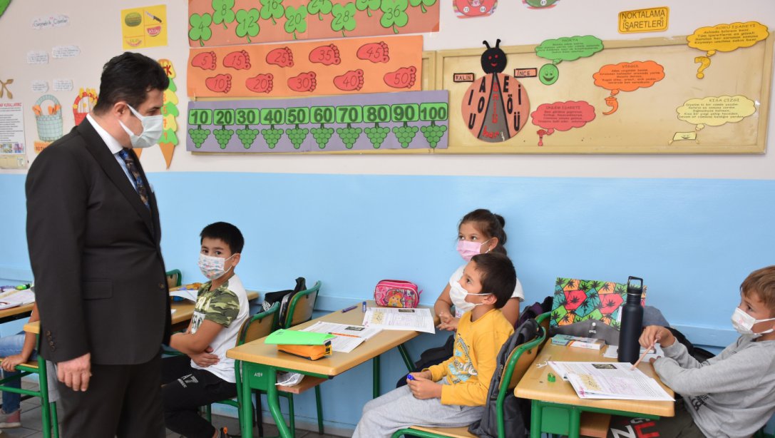İl Millî Eğitim Müdürümüz Dr. Abdülaziz Yeniyol, Çiftlikköy'de Öğrencilerin Okula Kavuşma Heyecanına Ortak Oldu