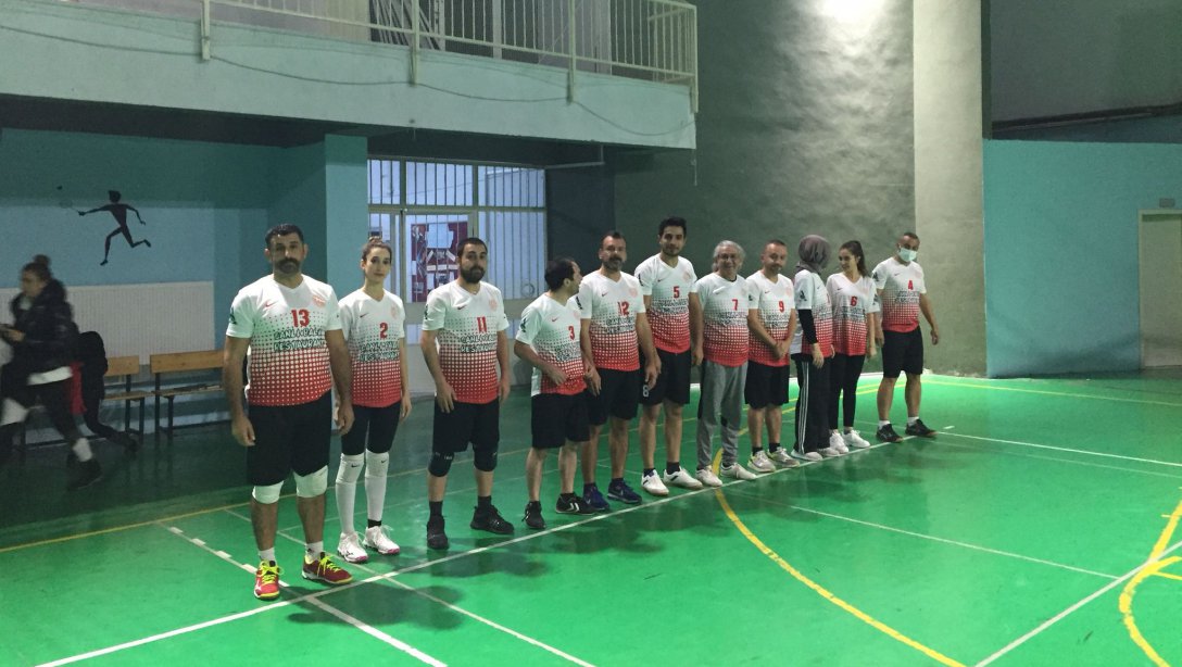 ÖĞRETMENLER ARASI VOLEYBOL TURNUVASINDA FİNAL AKŞAMI