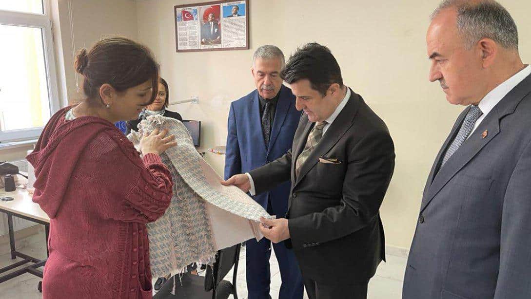 VALİMİZ MUAMMER EROL VE İL MİLLİ EĞİTİM MÜDÜRÜMÜZ DR. ABDÜLAZİZ YENİYOL, YALOVA HALK EĞİTİMİ MERKEZİNİ ZİYARET ETTİ
