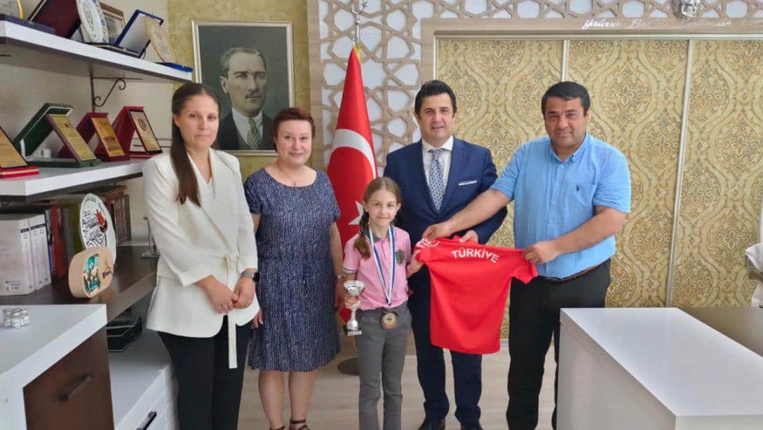 SATRANÇTA AVRUPA 3.'SÜ OLAN ÖĞRENCİMİZ VE ÖĞRETMENLERİ, İL MİLLİ EĞİTİM MÜDÜRÜMÜZ DR. ABDÜLAZİZ YENİYOL'U MAKAMINDA ZİYARET ETTİ
