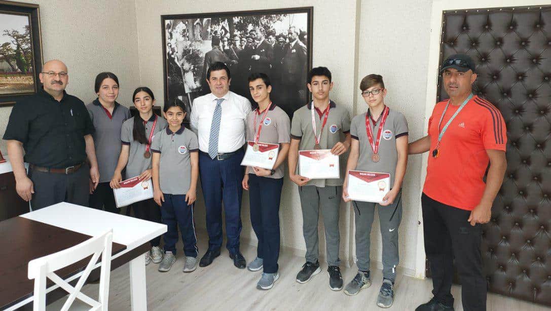 BİLEK GÜREŞİ ŞAMPİYONASINA KATILAN VE DERECE ALAN ÖĞRENCİLERİMİZ İL MİLLİ EĞİTİM MÜDÜRÜMÜZ DR. ABDÜLAZİZ YENİYOL'U MAKAMINDA ZİYARET ETTİ