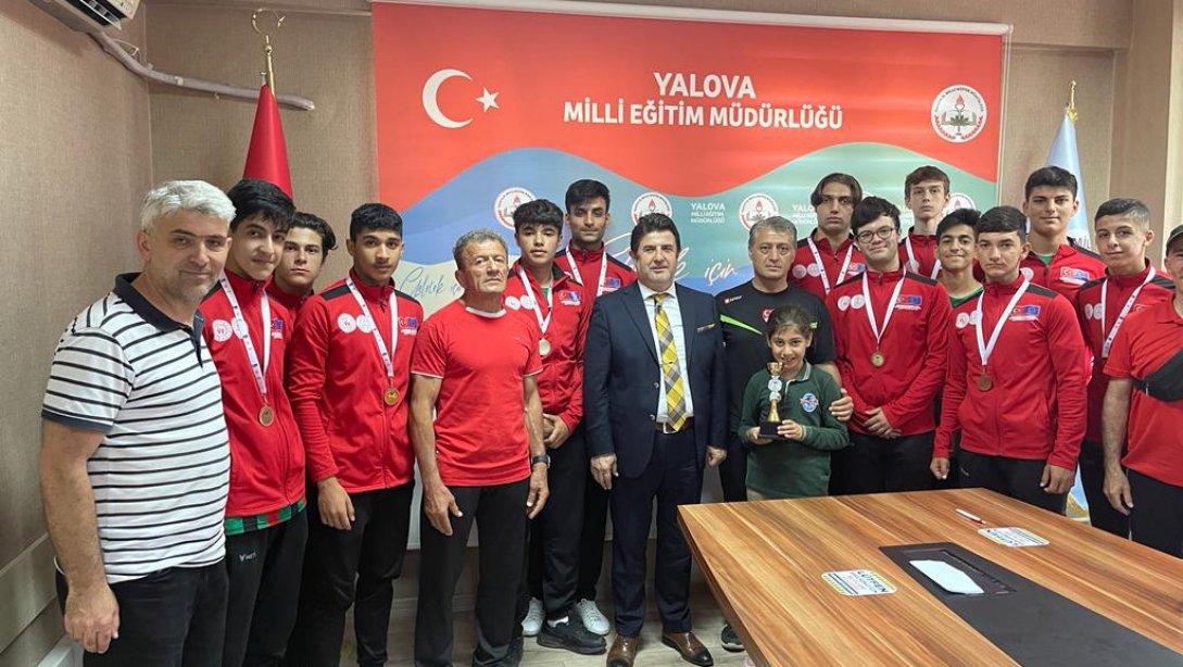 PIKTES VOLEYBOL TURNUVASINDA TÜRKİYE 3.'SÜ OLAN GENÇ ERKEKLER VOLEYBOL TAKIMIMIZ MÜDÜRLÜĞÜMÜZÜ ZİYARET ETTİ