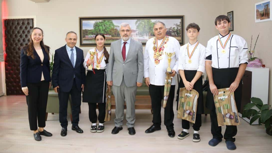 ROMANYA'DAN GURURLA DÖNEN ÖĞRENCİLERİMİZDEN ZİYARET